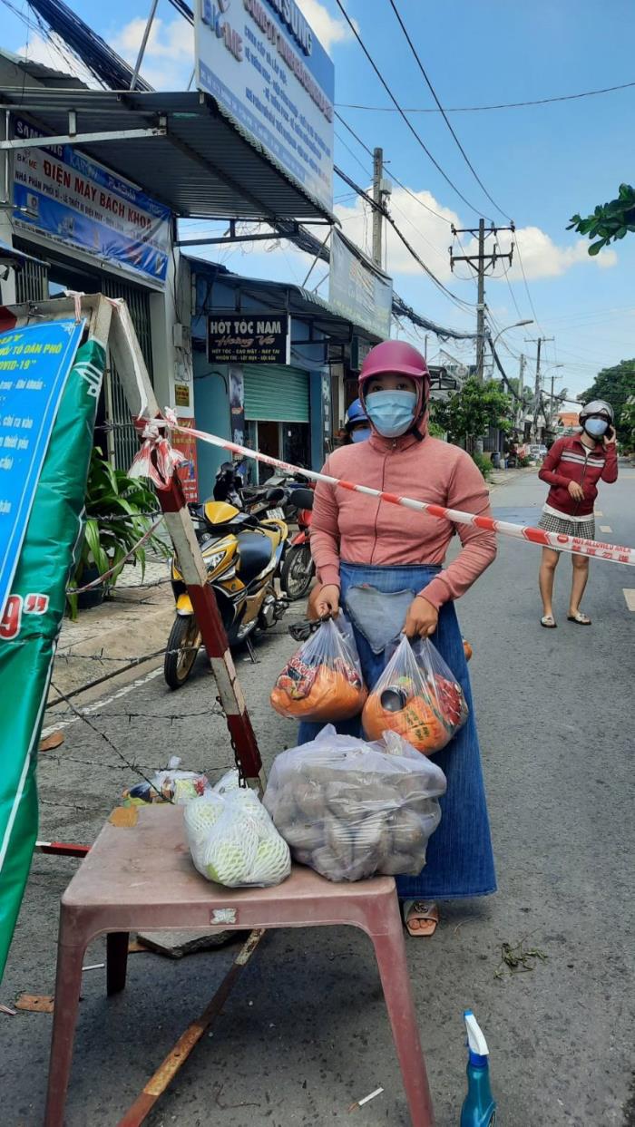 Trao quà cho người dân khó khăn ở cầu Rạch Chiếc và khu vực đường 138 P.Tân Phú, TP.Thủ Đức (22/08/2021)